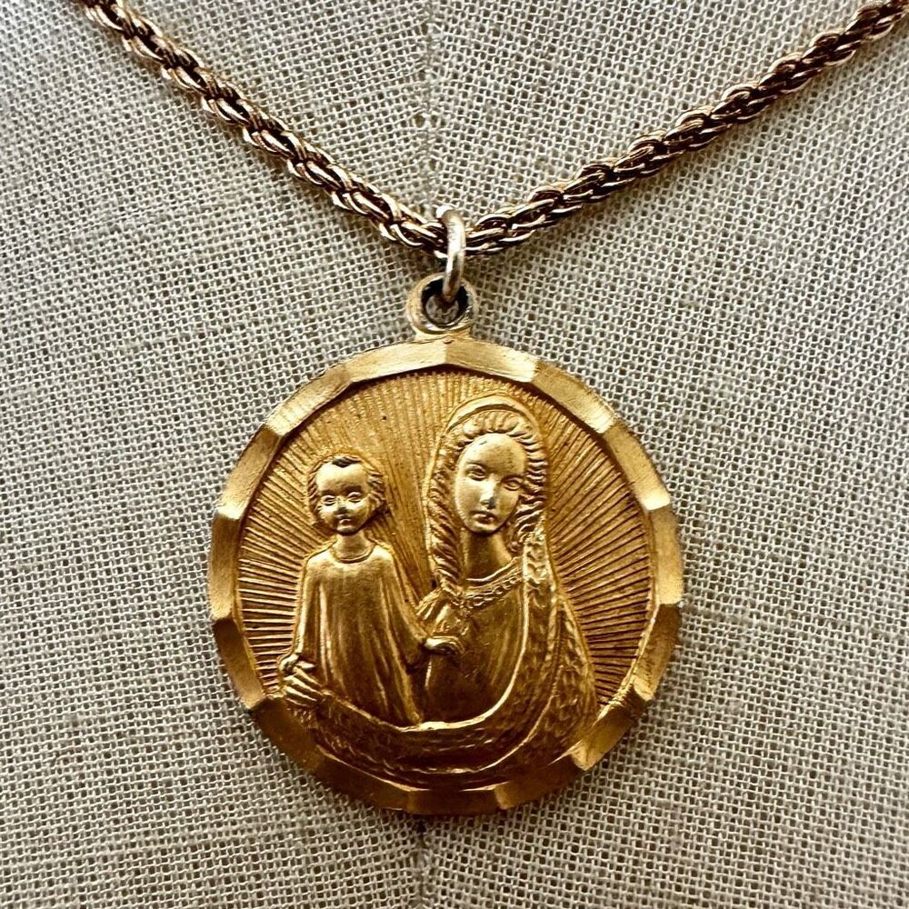 Gold Pendant Necklace